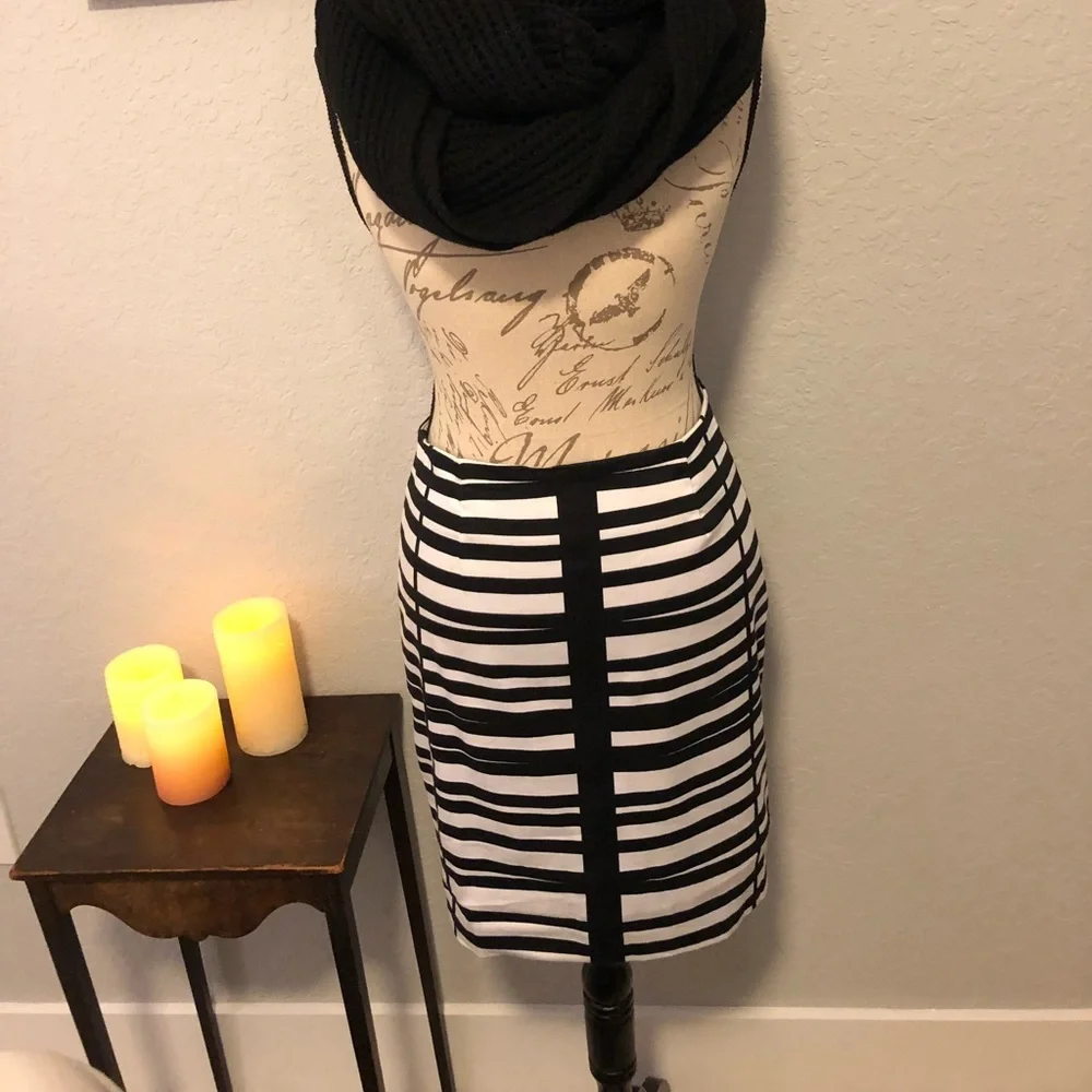 1[Grace] Black and white pencil skirt - Picture 2 of 6